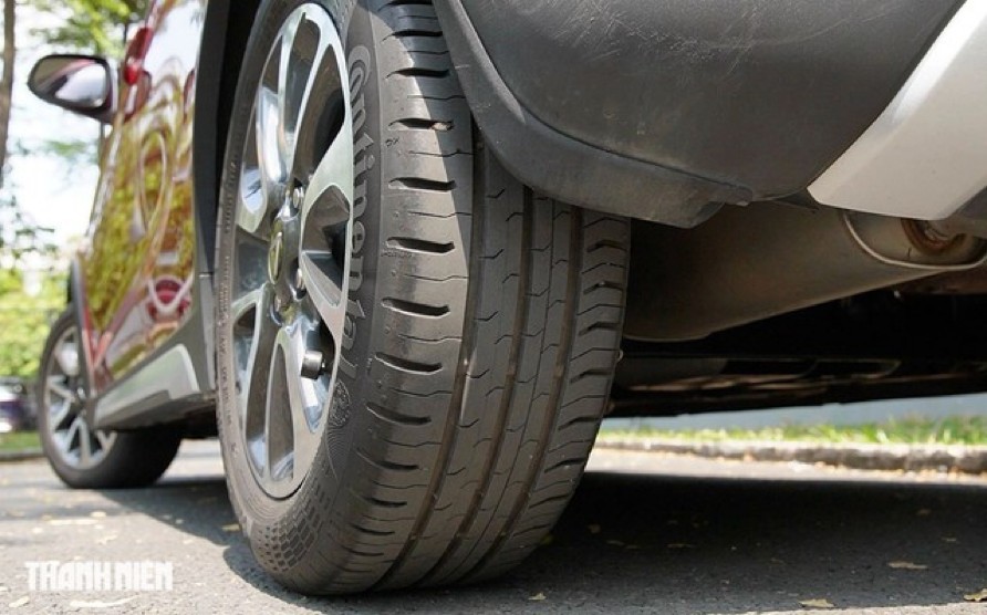 Ô tô hỏng một lốp, có phải thay cả cặp?