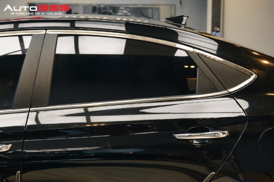 Dán phim cách nhiệt kính sườn ô tô, nên chọn mã nào?